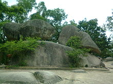 https://upload.wikimedia.org/wikipedia/commons/thumb/d/d1/Hon_Trong_Mai.jpg/220px-Hon_Trong_Mai.jpg