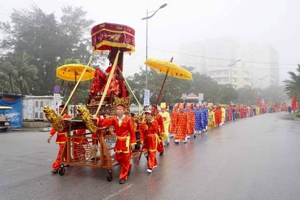 Có thể là hình ảnh về 3 người