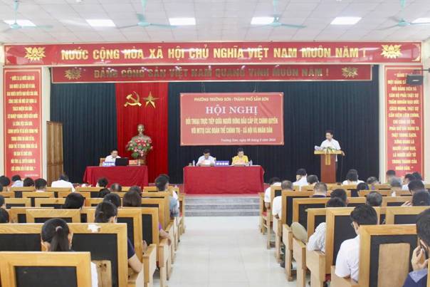 Có thể là hình ảnh về 3 người, cái bục, đền thờ và văn bản