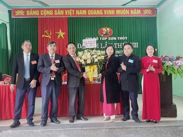 Có thể là hình ảnh về 6 người và văn bản