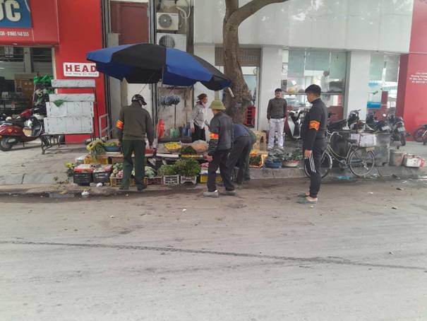 Có thể là hình ảnh về 6 người, xe scooter và văn bản