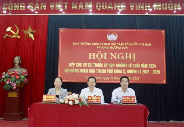 Có thể là hình ảnh về 3 người, đền thờ và văn bản cho biết '4 NAN BAN THƯỜNG TRỰC ỦY BAN MẶT TRẬN TỔ QUỐC VIỆT NAM PHƯỜNG TRƯỜNG SƠN HỘI NGHỊ TIẾP XÚC CỬ TRƯỚC KỲ HỌP THƯỞNG LỆ CUỐI NĂM 2024 HỘI ĐỐNG NHÂN DÂN THẢNH PHỐ KHOÁ X, NHIỆM KỲ 2021- 2026 Son, ngày 13 thán จิกา 2024 本谷量屋 IGRTSN 基0回期 ING:T00YLDNG LONG 证'